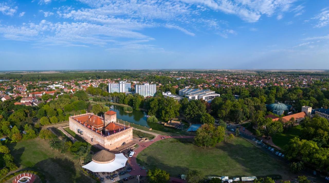 Hunguest Hotel Дьюла Экстерьер фото