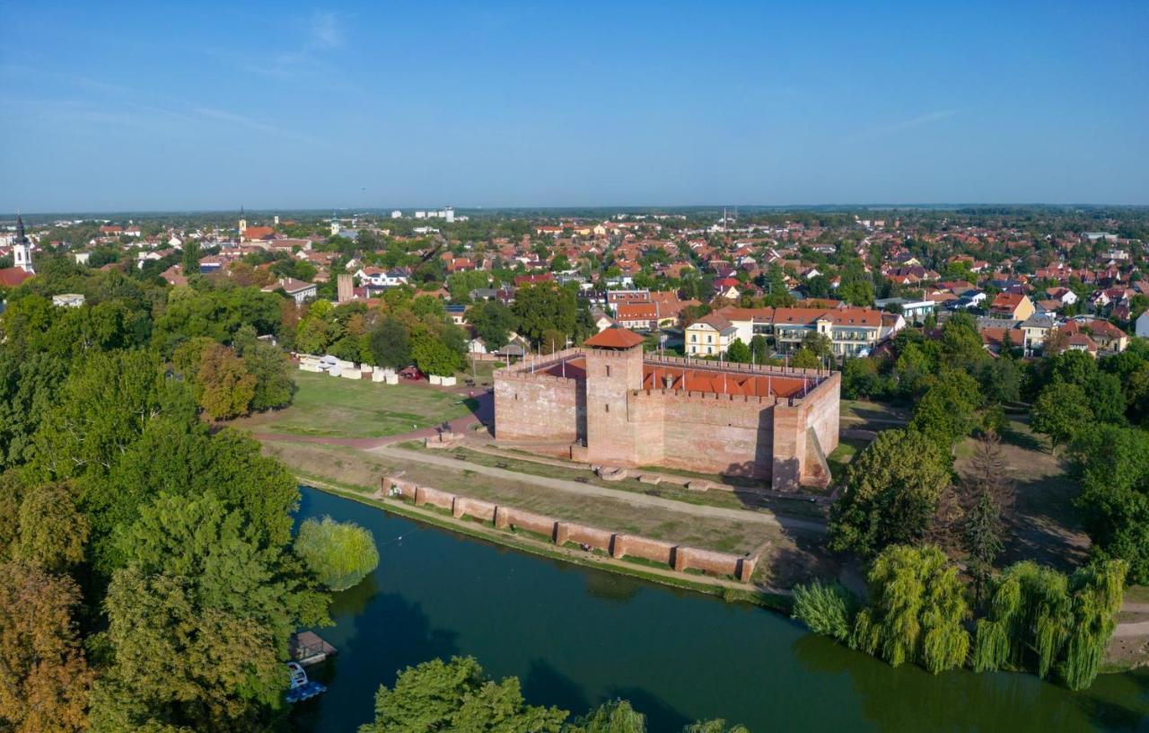 Hunguest Hotel Дьюла Экстерьер фото